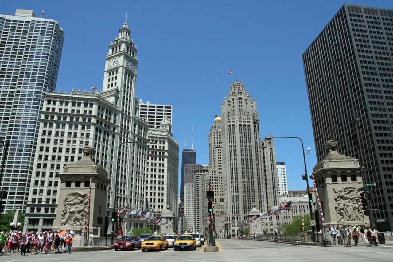 2Br Airy & Tidy Apt With Free Covered Parking - Central Modern Chicago Exterior photo