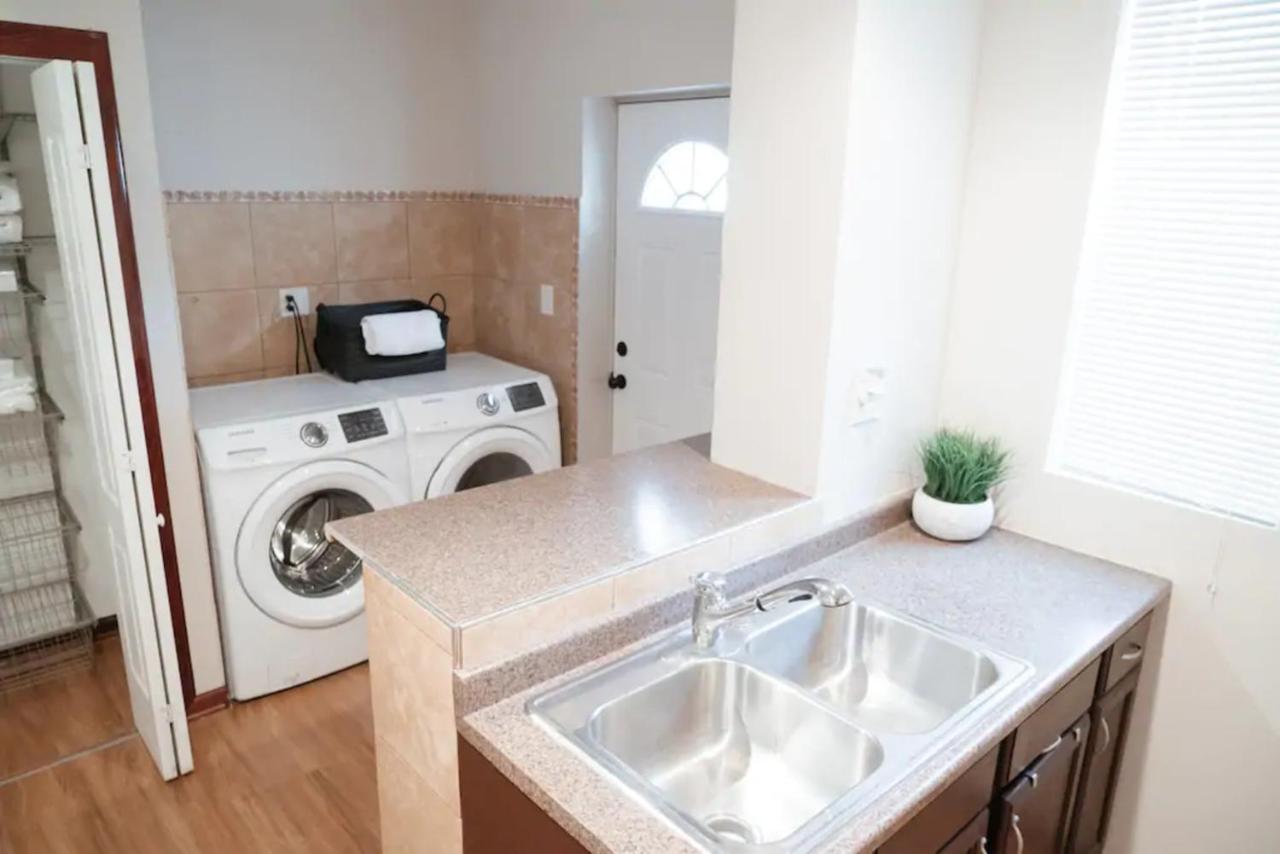2Br Airy & Tidy Apt With Free Covered Parking - Central Modern Chicago Exterior photo